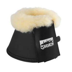Eskadon boots med fårskinnBootsen är mjuka att ha på sig för hästen.syntetiskt läder fodrad med mjuk 5,5 mm neopren och dubbel kardborrfäste. 