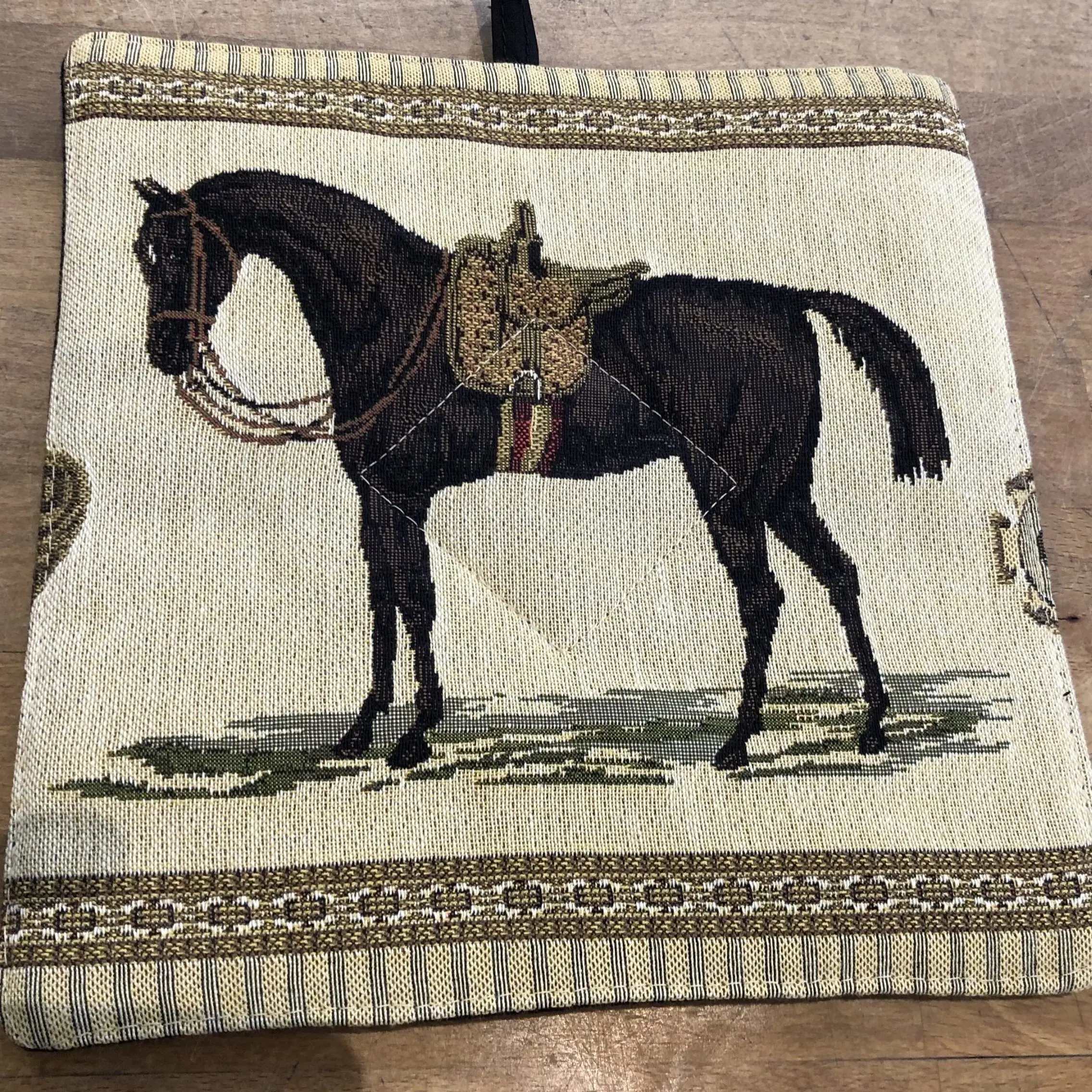 Grytlapp med hästmotiv