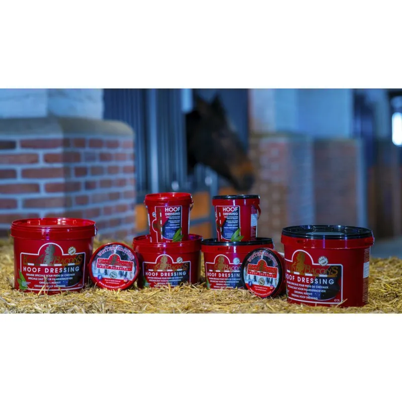 100% naturlig produkt gjord av animaliskt fett och färska lagerblad som urlakats för att frigöra de aktiva substanserna. Ger näring till hoven, skyddar mot väta och uttorkning och aktiverar hovtillväxten. Alla dessa egenskaper gör Kevin Bacon´s hovfett till en anmärkningsvärd produkt som används och rekommenderas av ridproffs. Kevin Bacon black är fri från grönsakstjära för att inte täppa till porer och dess färg kommer från en lätt antiseptisk naturlig substans.