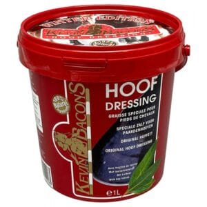 100% naturlig produkt gjord av animaliskt fett och färska lagerblad som urlakats för att frigöra de aktiva substanserna. Ger näring till hoven, skyddar mot väta och uttorkning och aktiverar hovtillväxten. Alla dessa egenskaper gör Kevin Bacon´s hovfett till en anmärkningsvärd produkt som används och rekommenderas av ridproffs. Hovfettet "Winter edition" har en mjukare konsistens, för enklar hantering av produkten under vinter halvåret. Användningsinstruktioner: Normal användning: applicera 3-4 gånger i veckan efter behov. För intensiv behandling av torra hovar: Rengör och torka hovarna ordentligt. Smörj med hovfettet, var noga med att smörja upp till kronranden. Upprepa varje dag i en vecka.