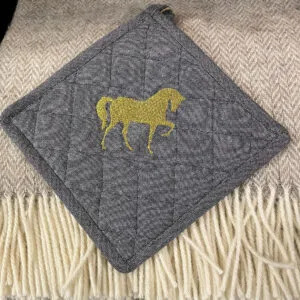 Grytlapp häst med maskin broderad en trevlig present ! Storlek 20 *20 cm färg grå