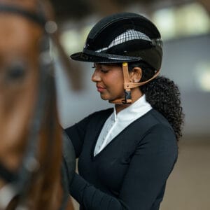 Ridhjälm med implementerat Mips-system. Elegant glansig hjälm med bred solskärm och gnistrande glittrande panel samt vackert glitterband runt skärmen.