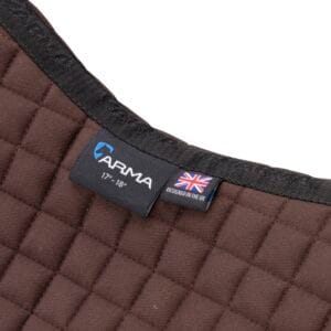 Deep ProComfort SupaFleece ökar luftflödet, avlastar trycket och kontrollerar fukt. Slitshål för att hålla remmar gör den här padden kompatibel att använda med ett schabrak under.