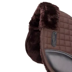 Deep ProComfort SupaFleece ökar luftflödet, avlastar trycket och kontrollerar fukt. Slitshål för att hålla remmar gör den här padden kompatibel att använda med ett schabrak under.