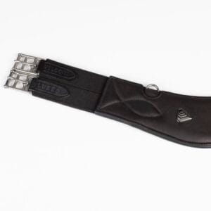 Velociti Lusso Pro Series Luxe sadelgjordar är precisionstillverkade för komfort och prestanda. Anatomiska med ergonomisk passform, tryckavlastande vaddering och mjukt foder av kalvskinnsläder som skyddar hästens kropp. Slitstarkt läder med handsydda detaljer, rundade kanter motverkar skav. Utrustad med central karbinhake, rostfria beslag, dubbla spännen med rulle och tryckavlastande elastik. Tillverkad i exklusivt miljövänligt vegetabiliskt garvat läder. Europeiskt läder.